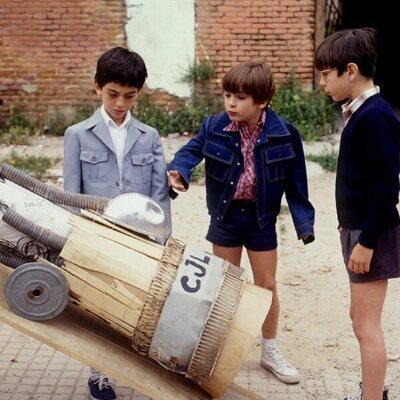 Carlitos Alcántara y sus amigos juegan juntos en 'Cuéntame'