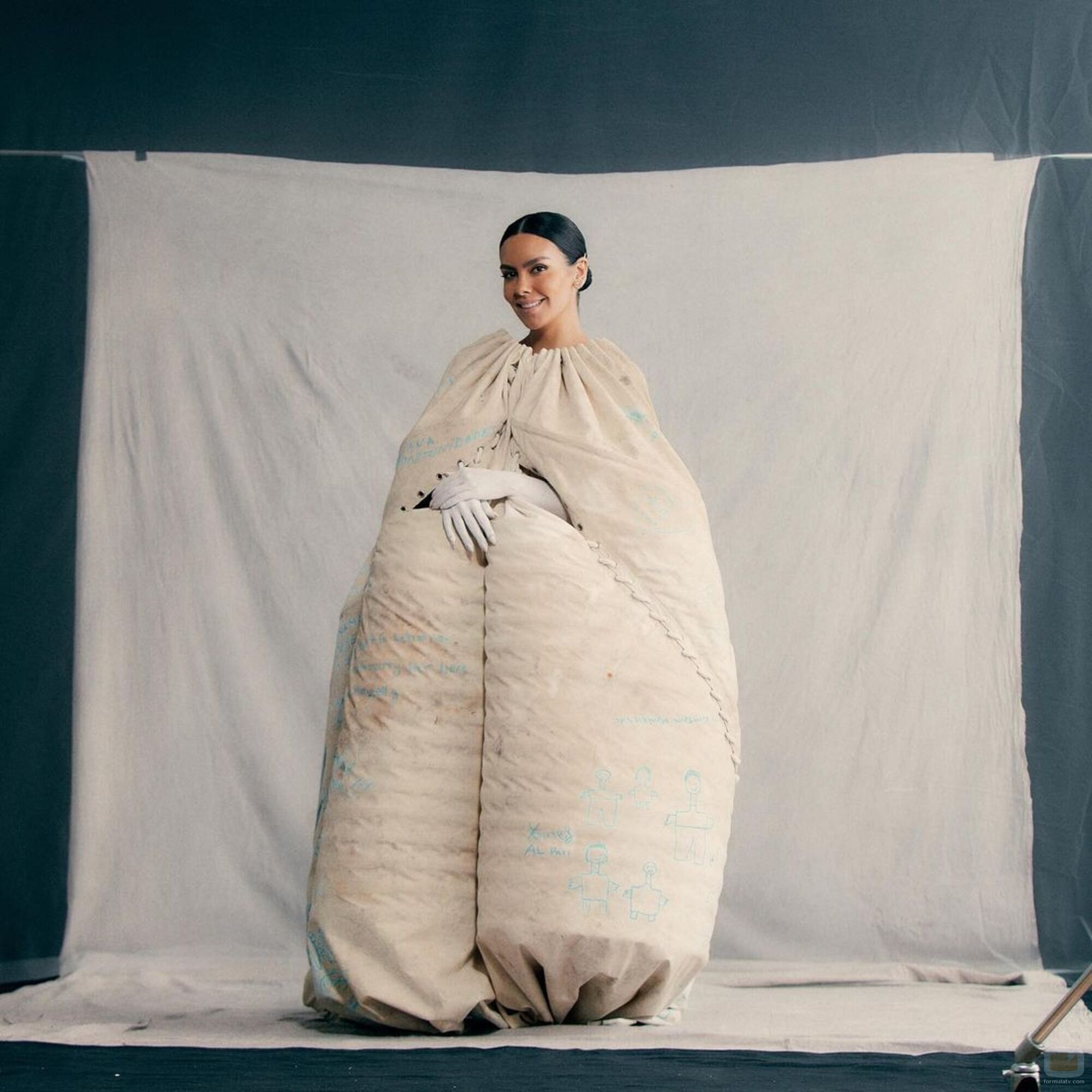 La significativa capa de Cristina Pedroche para las Campanadas 2022/2023