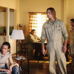 Sawyer y sus compañeros en la casa de 'Perdidos'