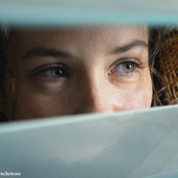 Evangeline Lilly mira por la ventana
