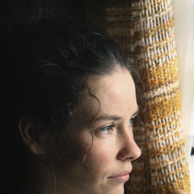 Kate Austen tras la cortina
