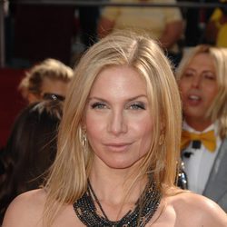 Elizabeth Mitchell posa en los premios Emmy 2008