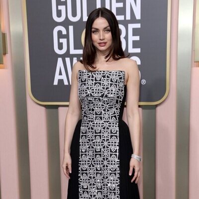 Ana de Armas posa en la alfombra roja de los Globos de Oro 2023