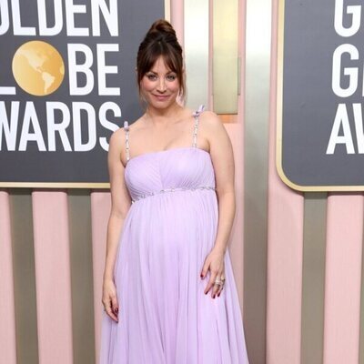 Kaley Cuoco presume de embarazo en la alfombra roja de los Globos de Oro 2023