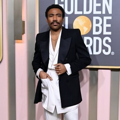 Donald Glover posa ante las cámaras en la alfombra roja de los Globos de Oro 2023