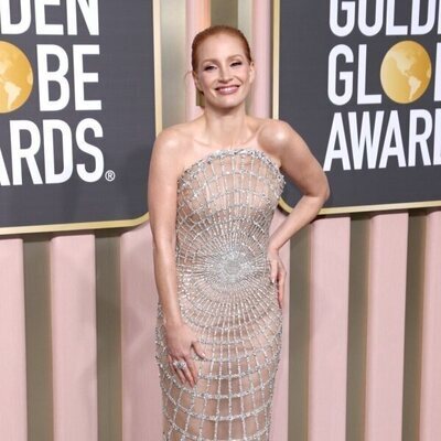 Jessica Chastain posa en la alfombra roja de los Globos de Oro 2023