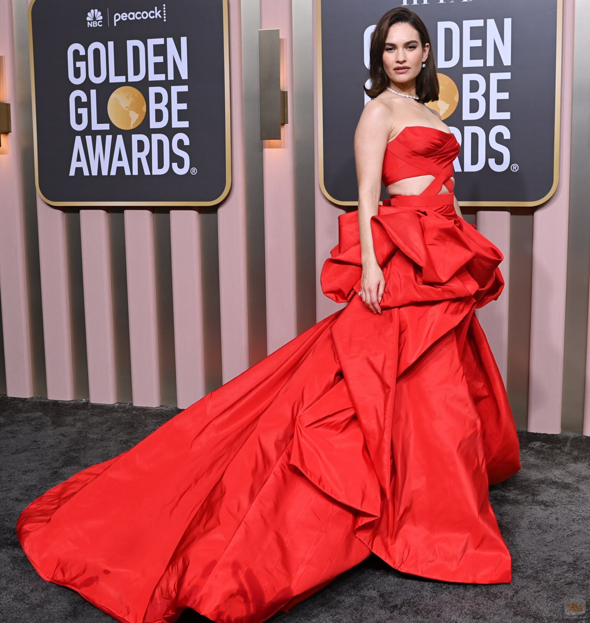 Lily James, elegante en la alfombra roja de los Globos de Oro 2023