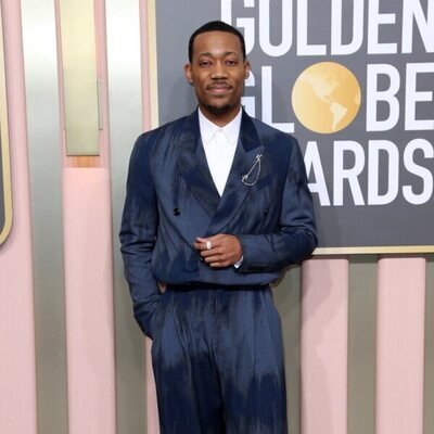 Tyler James Williams posa ante los medios en la alfombra roja de los Globos de Oro 2023