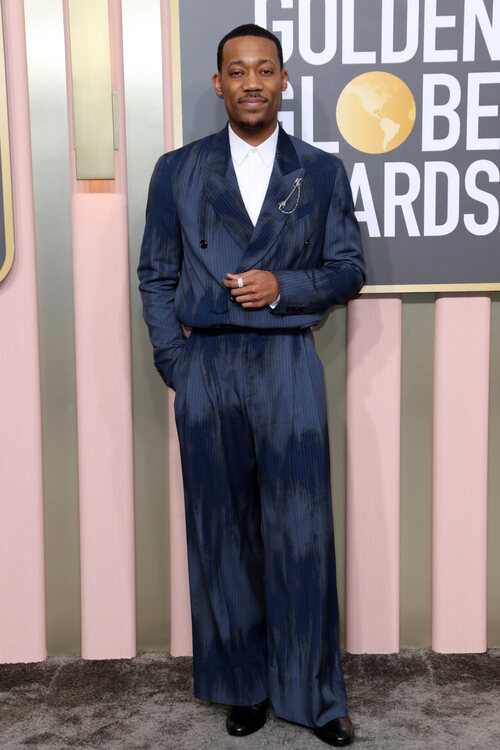 Tyler James Williams posa ante los medios en la alfombra roja de los Globos de Oro 2023