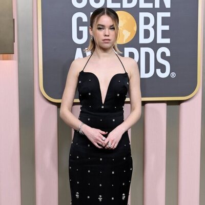 Milly Alcock posa en la alfombra roja de los Globos de Oro 2023
