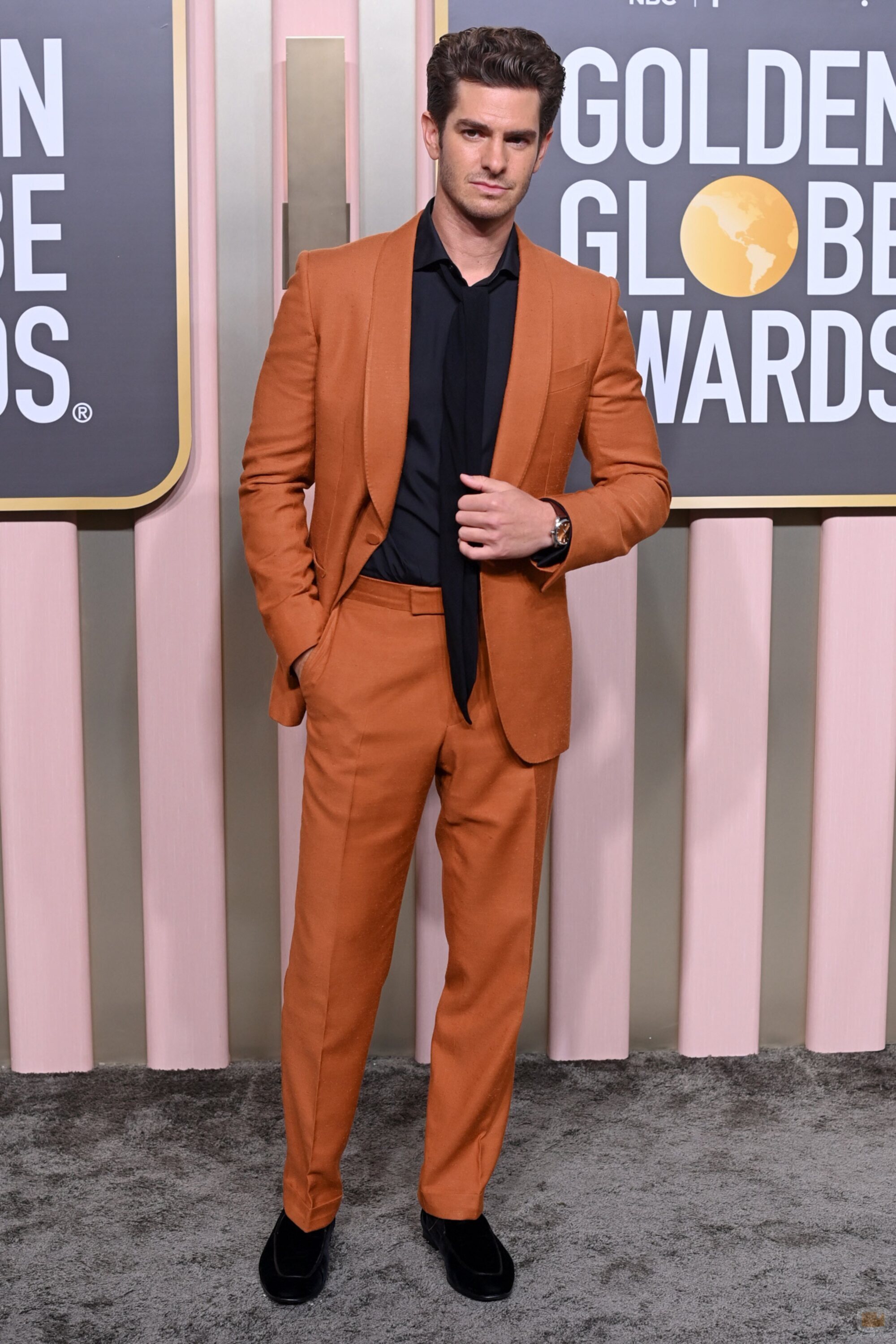 Andrew Garfiel posa en la alfombra roja de los Globos de Oro 2023