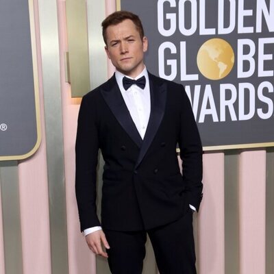 Taron Egerton posa en la alfombra roja de los Globos de Oro 2023