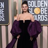 Selena Gomez posa en la alfombra roja de los Globos de Oro 2023