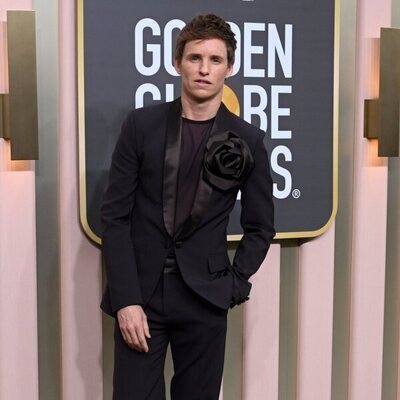 Eddie Redmayne posa en la alfombra roja de los Globos de Oro 2023