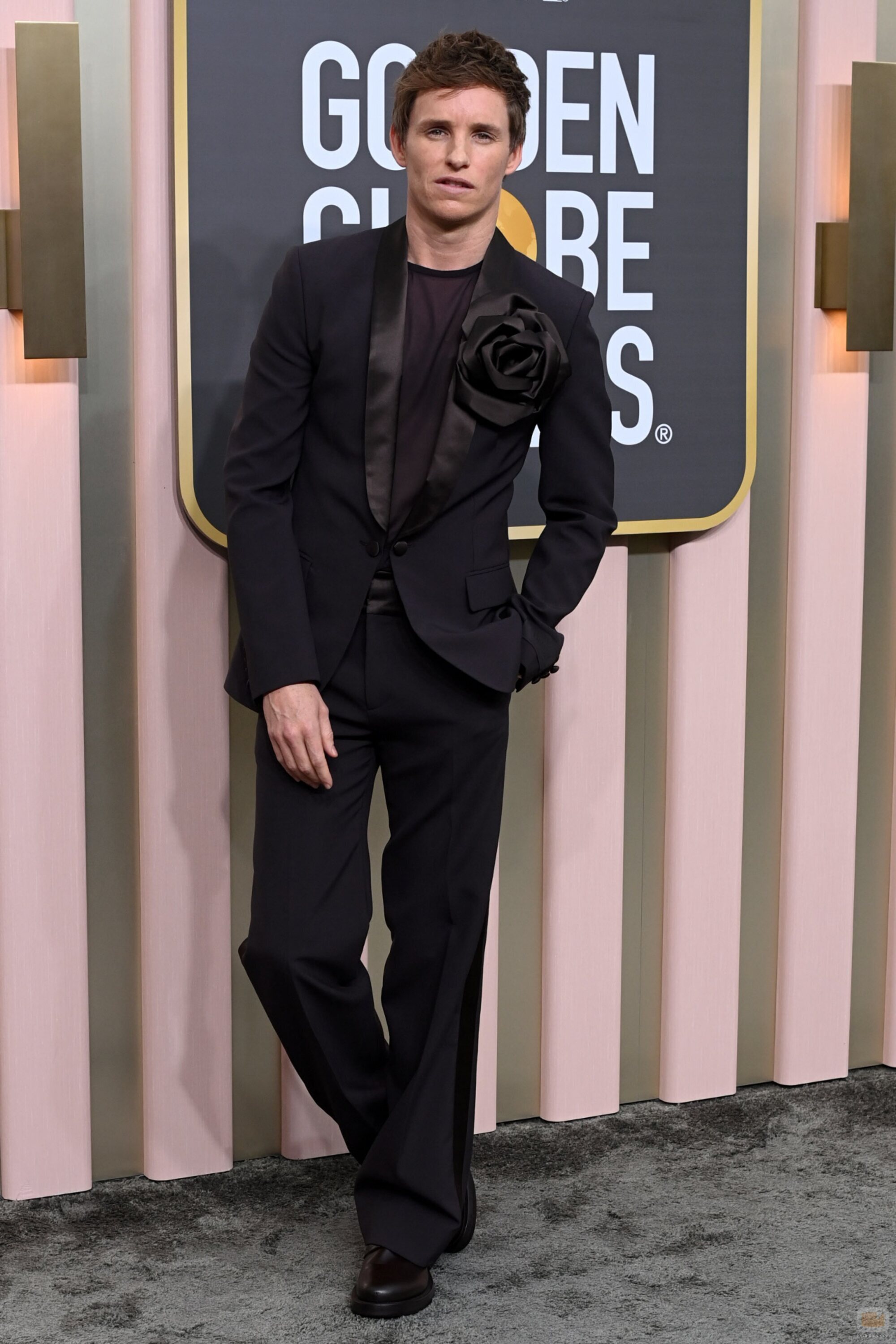 Eddie Redmayne posa en la alfombra roja de los Globos de Oro 2023