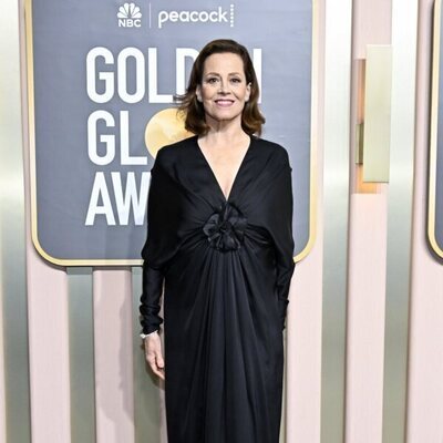La actriz Sigourney Weaver en la alfombra roja de los Globos de Oro 2023