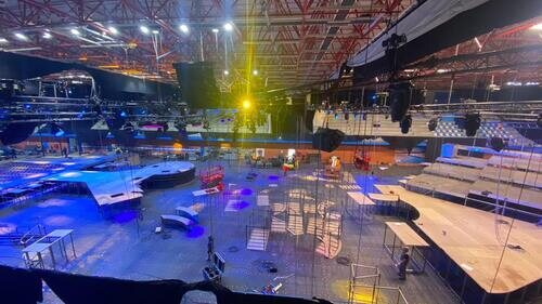El Palau d'Esports L'Illa se prepara para acoger el escenario del Benidorm Fest 2023