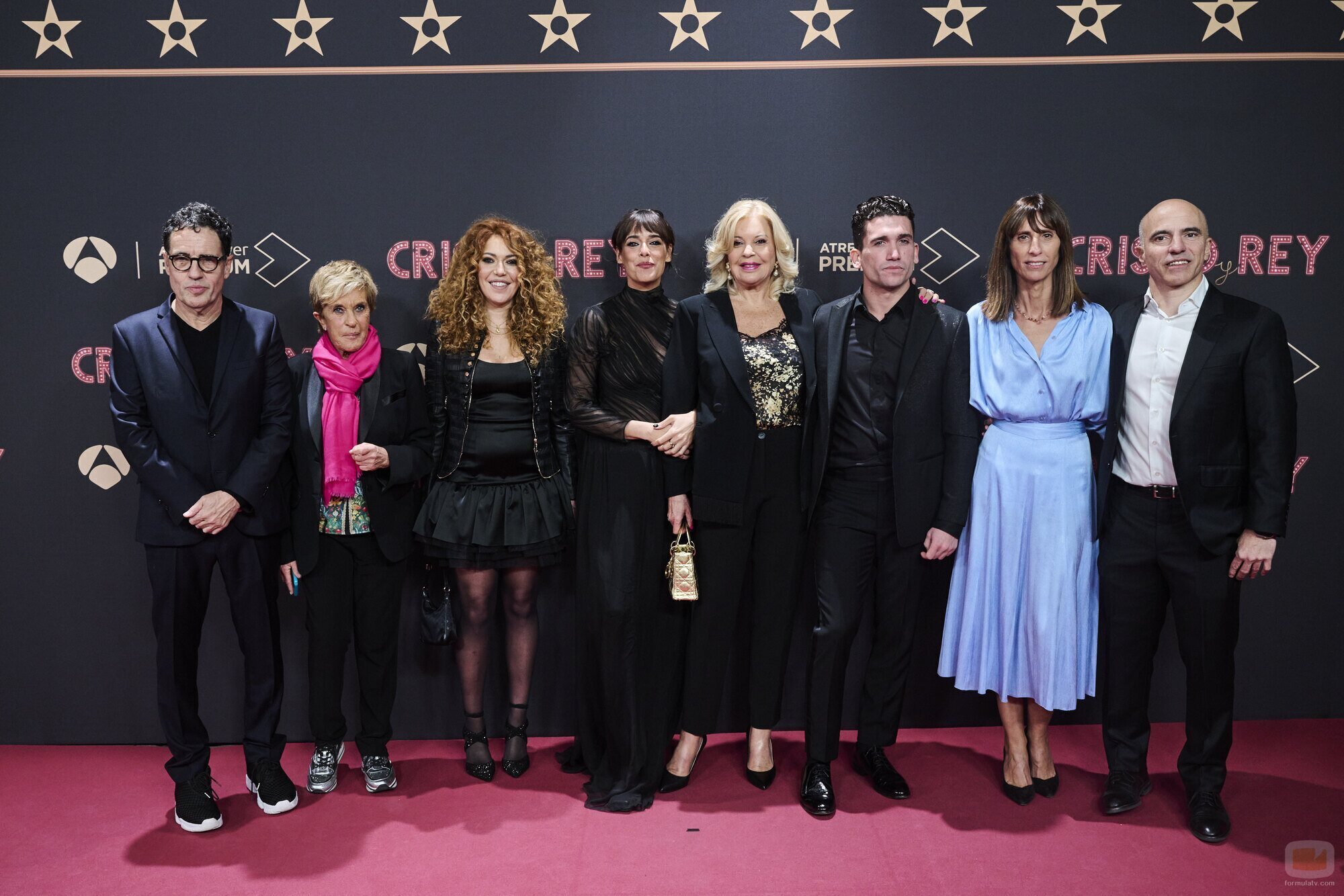 Chelo García-Cortés, Sofía Cristo y Bárbara Rey junto al equipo de 'Cristo y Rey' en el preestreno