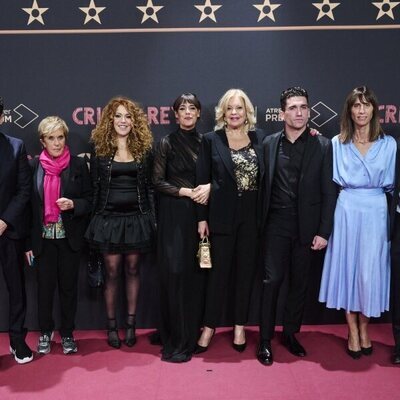 Chelo García-Cortés, Sofía Cristo y Bárbara Rey junto al equipo de 'Cristo y Rey' en el preestreno