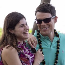 Alexandra Daddario y Jake Lacy en 'The White Lotus'