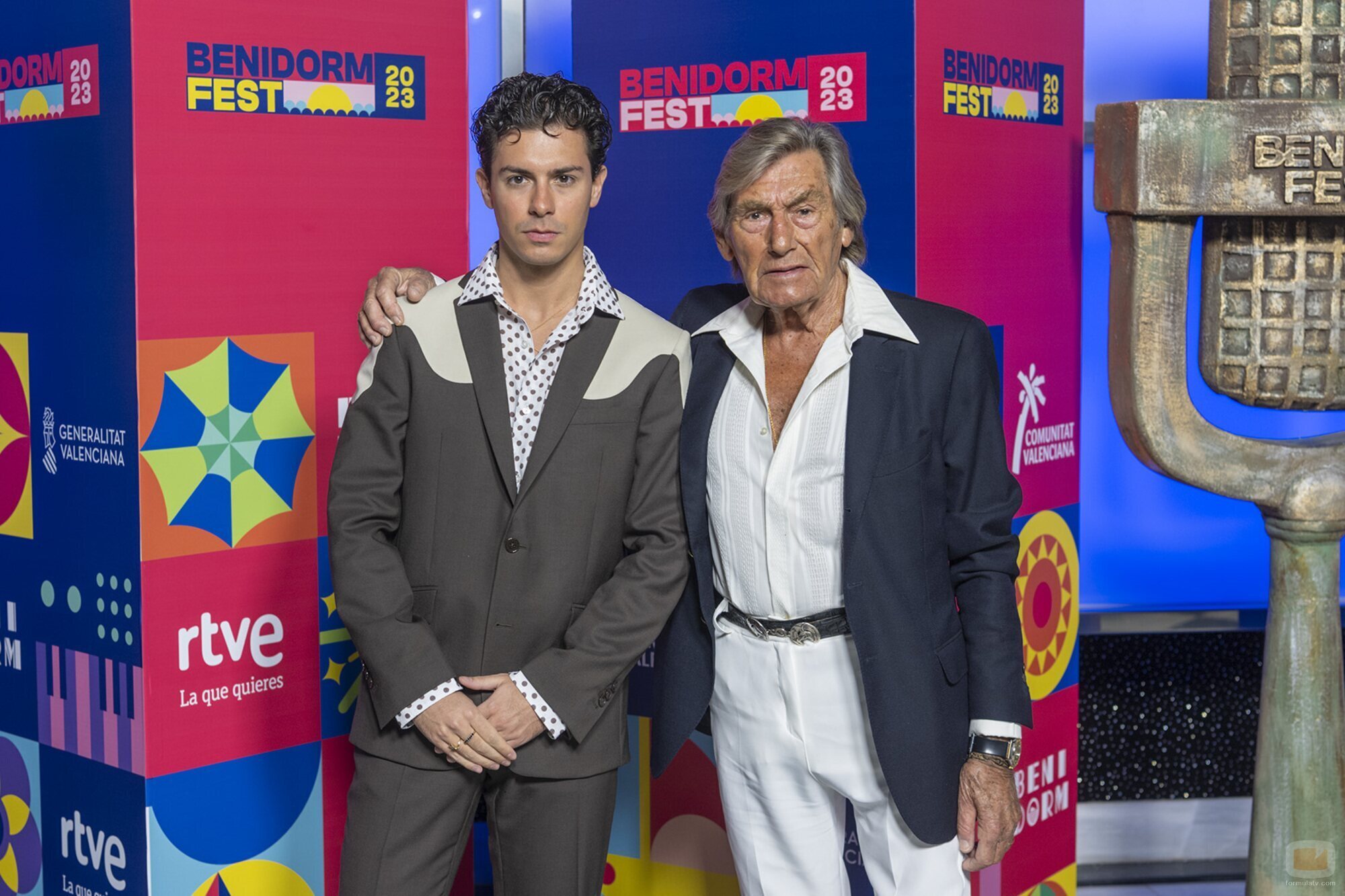 Posado de Alfred García y parte de su equipo, en la inauguración del Benidorm Fest 2023