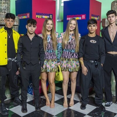 Posado de Twin Melody y su equipo, en la inauguración del Benidorm Fest 2023