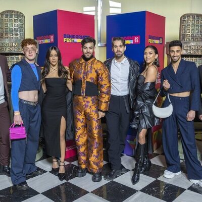 Posado de Agoney y su equipo, en la inauguración del Benidorm Fest 2023