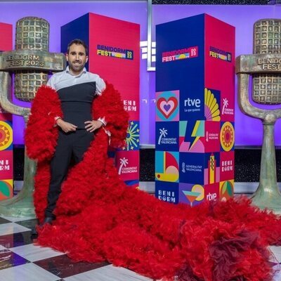 Posado de Aitor Albizua, en la inauguración del Benidorm Fest 2023