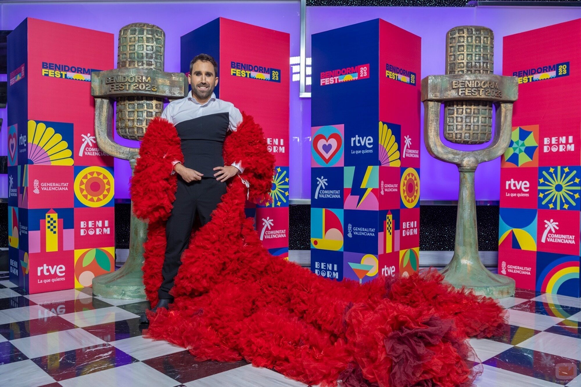 Posado de Aitor Albizua, en la inauguración del Benidorm Fest 2023