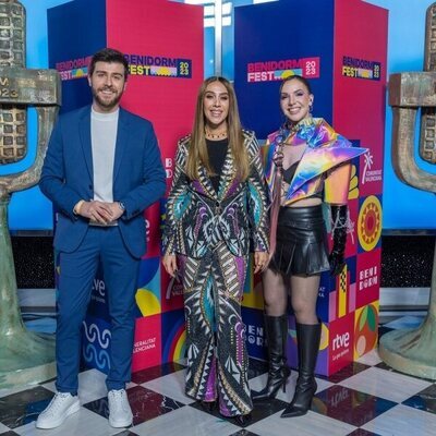 Posado de los presentadores del Benidorm Fest 2023