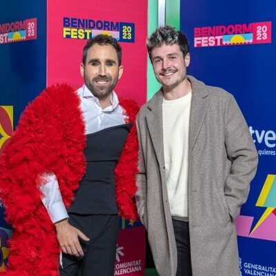 Posado de Aitor Albizua y Miki Núñez, en la inauguración del Benidorm Fest 2023