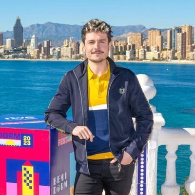 Miki Nuñez posa en la rueda de prensa de la primera semifinal del Benidorm Fest 2023