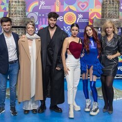 Los cuatro clasificados junto al equipo de RTVE tras la Semifinal 2 del Benidorm Fest 2023