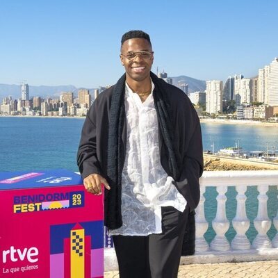 Famous posa en la rueda de prensa del Benidorm Fest 2023