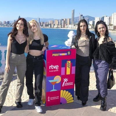 E'FEMME posan en la rueda de prensa del Benidorm Fest 2023