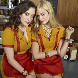 Kat Dennings y Beth Behrs en '2 Broke Girls'
