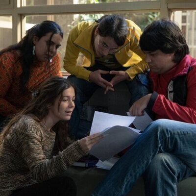 Irene, con sus compañeros de clase en 'Todas las veces que nos enamoramos'