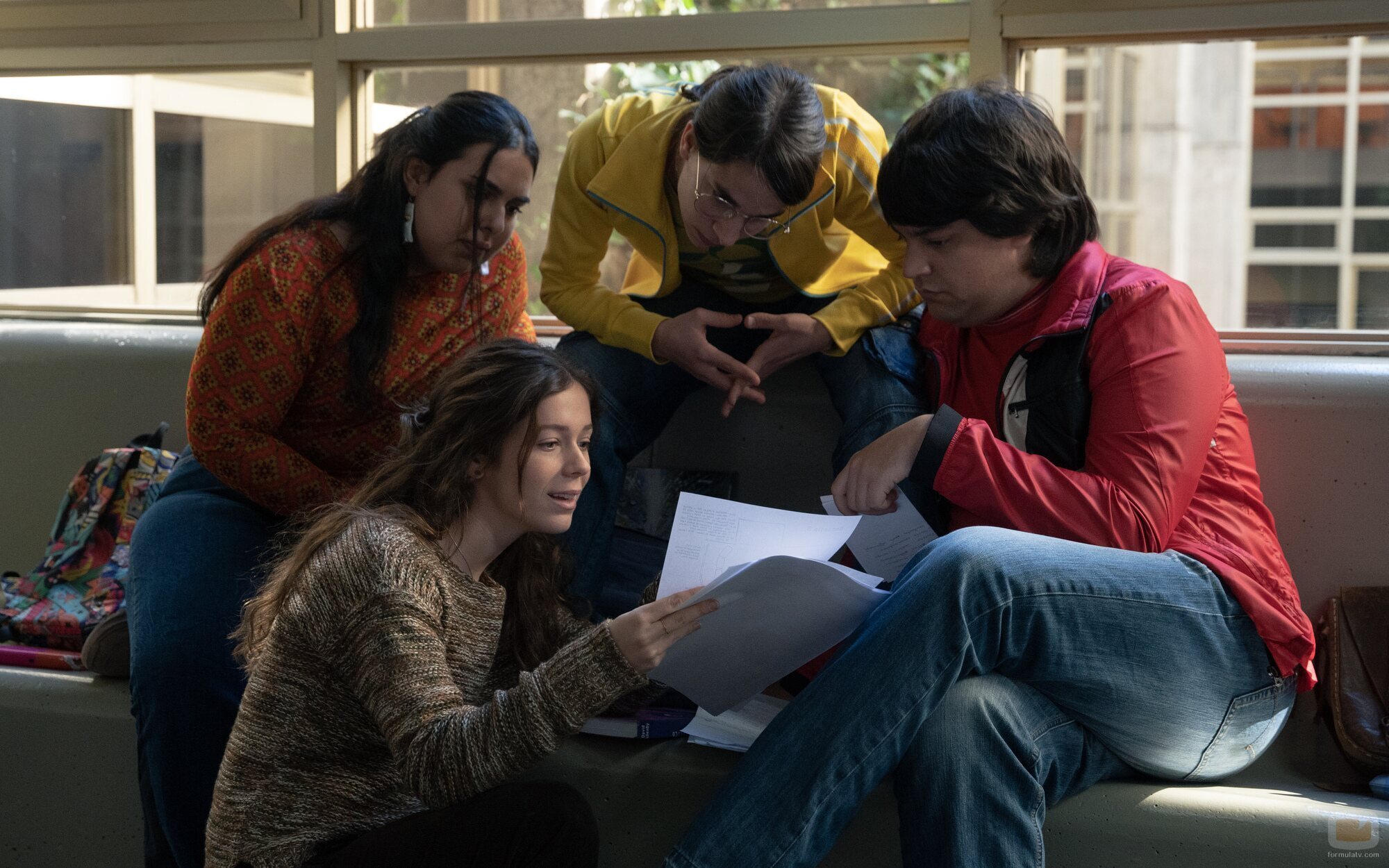 Irene, con sus compañeros de clase en 'Todas las veces que nos enamoramos'