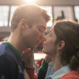 Julio e Irene se besan en 'Todas las veces que nos enamoramos'