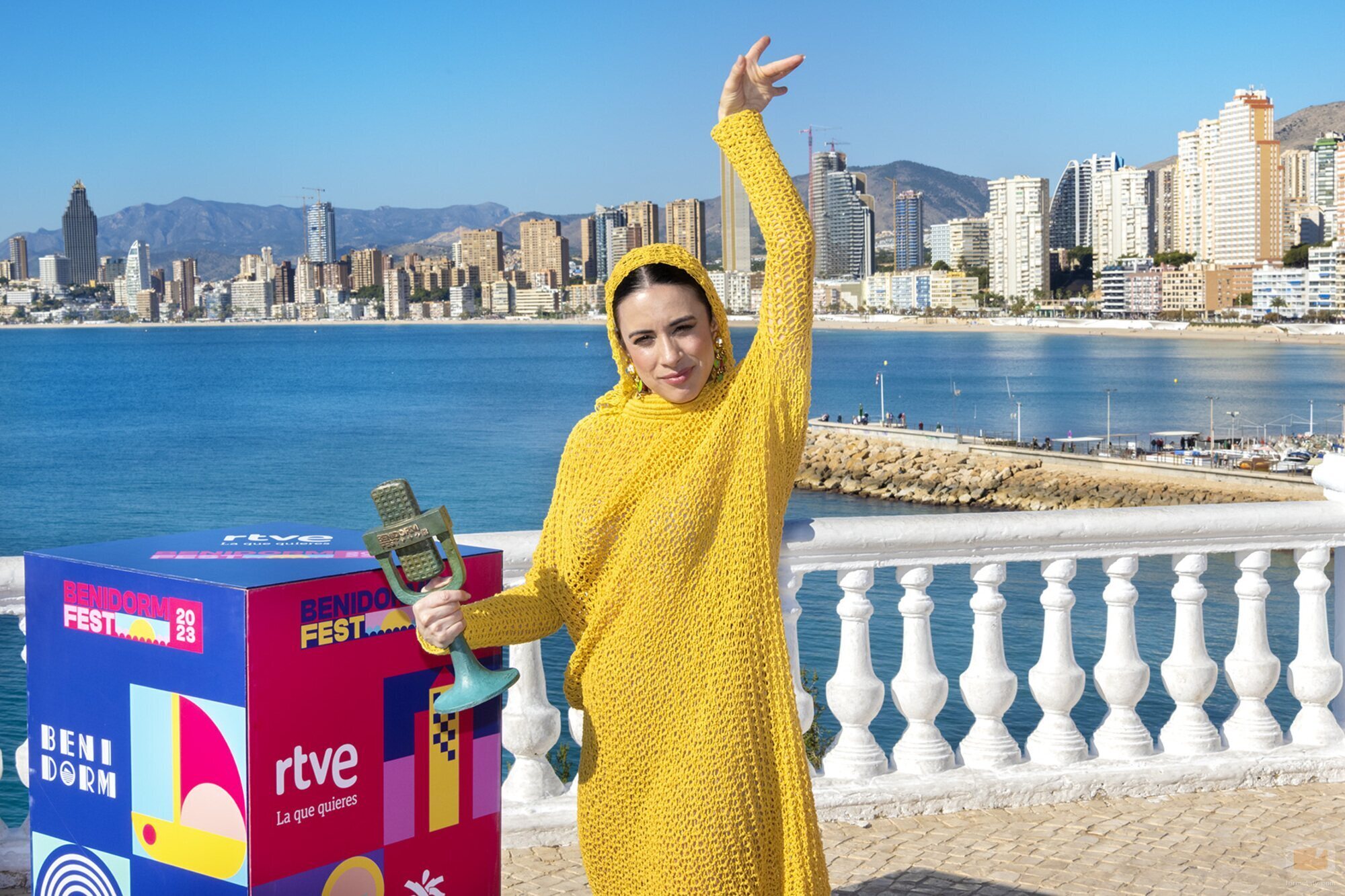 Blanca Paloma posa con el trofeo del Benidorm Fest 2023