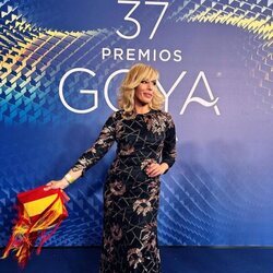 María Eizaguirre posa con su bolso en los Premios Goya 2023