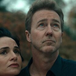 Edward Norton y Mia Maestro en 'Un futuro desafiante'