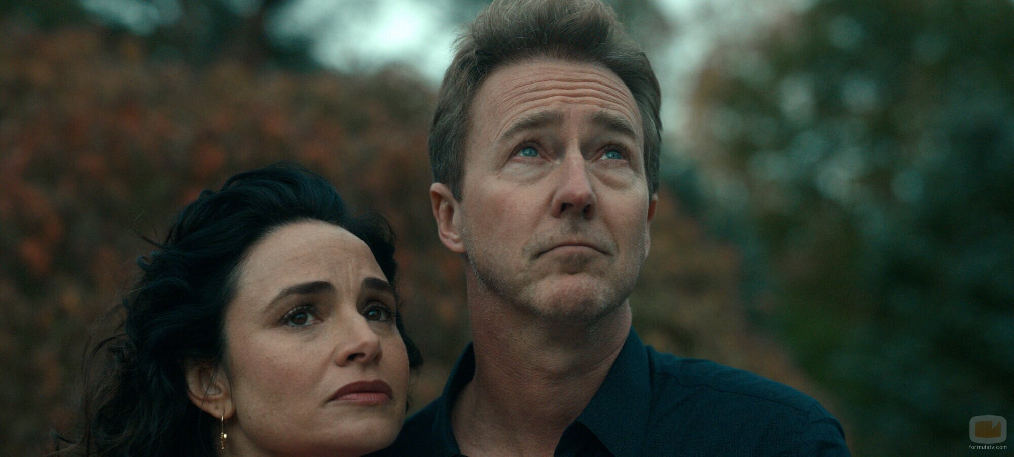 Edward Norton y Mia Maestro en 'Un futuro desafiante'