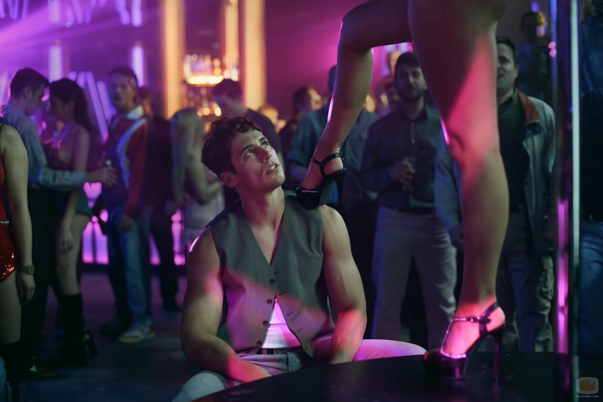 Martiño Rivas como Nacho Vidal en un club de striptease en 'Nacho'