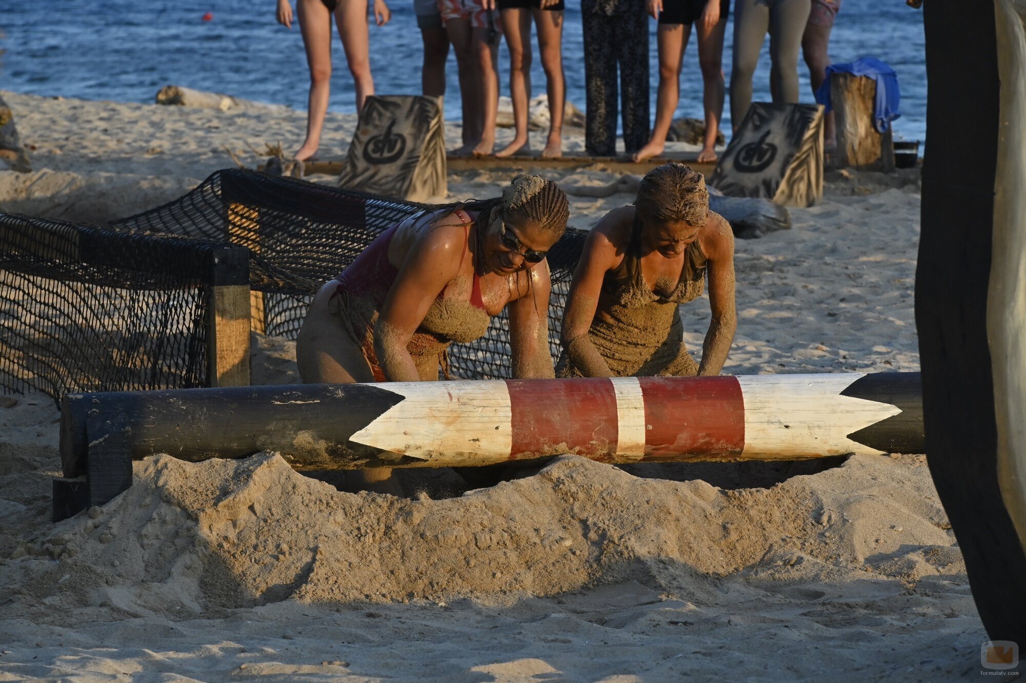 Arelys Ramos y Gema Aldón en el juego del barro de 'Supervivientes 2023'