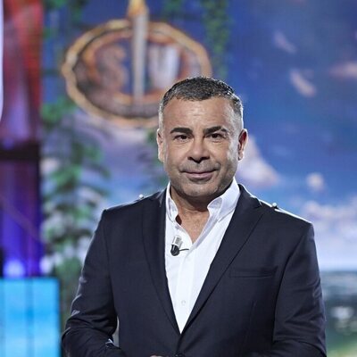 Jorge Javier Vázquez posa en el plató de 'Supervivientes 2023'