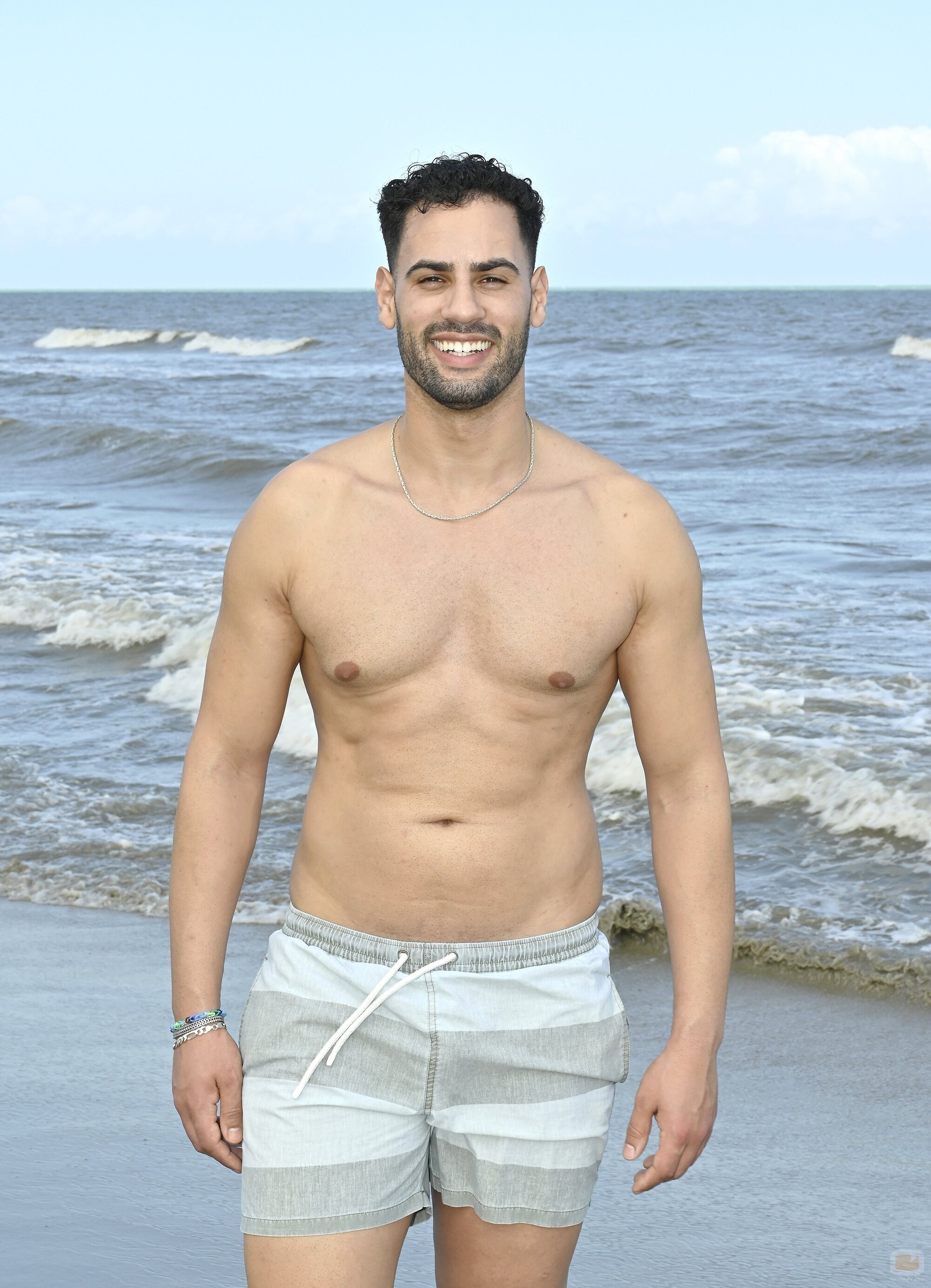 Posado en bañador de Asraf Beno, concursante de 'Supervivientes 2023'