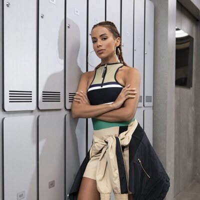 Anitta, apoyada en las taquillas de 'Élite'