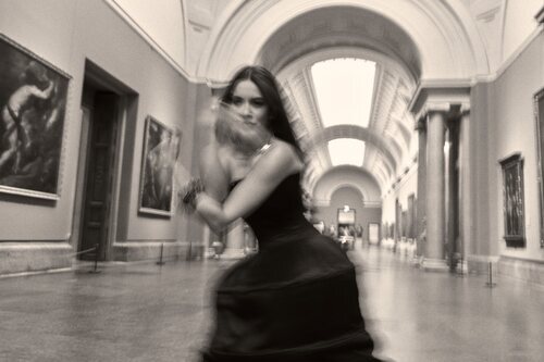 Blanca Paloma posa en el Museo del Prado