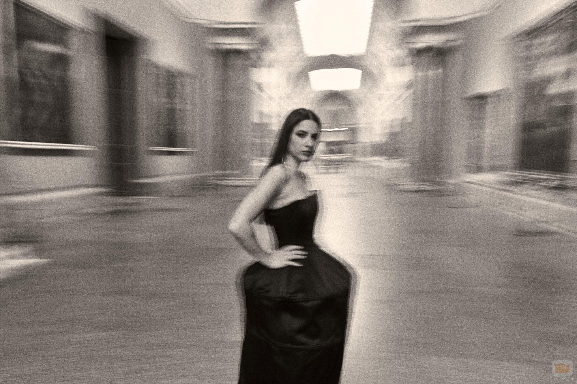 Posado de Blanca Paloma (Eurovisión 2023) en blanco y negro